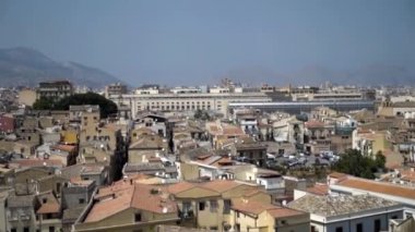 Gecekondu evleri olan eski Avrupa şehrinin panoramik manzarası. Başla. Eski güney şehrinin sarı evleri dağ manzarası ve gökyüzünün arka planında