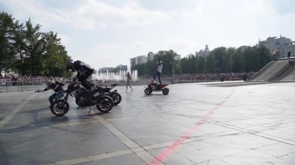 Ekaterimburgo, Rusia-agosto de 2019: Los motociclistas actúan en el festival de la ciudad. Acción. Motociclistas profesionales realizan trucos en la plaza frente a la multitud de espectadores durante el festival de Moto — Vídeo de stock