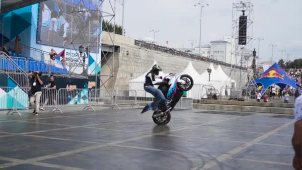 Yekaterinburg, Russia-August, 2019: Professional motorcyclist performs stunts. Action. Beautiful performance of motorcyclist on background of crowd of spectators — Stock video