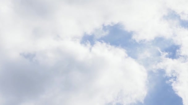 Bottom view of the blue sky background and white clouds, beauty of the summer nature. Action. Beautiful bright sky with flowing clouds. — Αρχείο Βίντεο