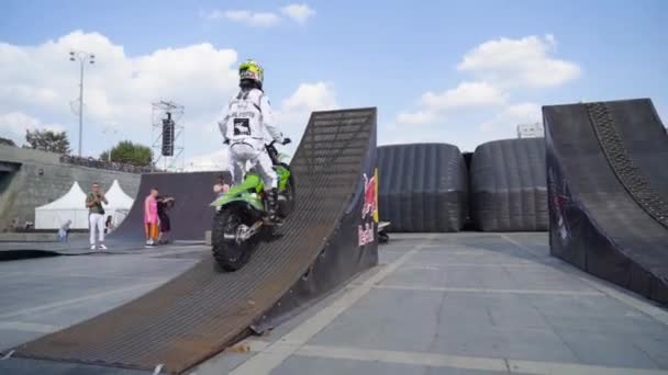 Yekaterinburg, Russia-August, 2019: Motorcyclists perform dangerous stunts on ramps. Action. Breathtaking performance of professional motorcyclists performing stunts on ramps on background of sky — 비디오