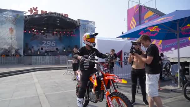 Yekaterinburg, Russia-August, 2019: Beautiful motorcyclists at city summer festival. Action. Colorful costumes and motorcycles of riders at city festival freestyle show on background of people — Αρχείο Βίντεο