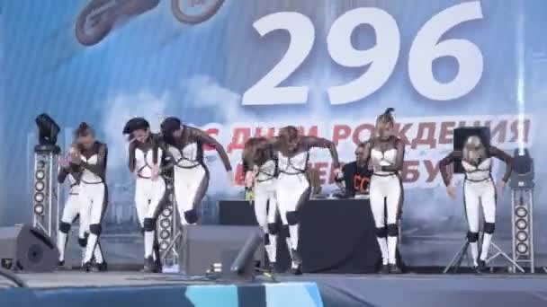 Yekaterinburg, Russia-August, 2019: Beautiful young dancers in white costumes perform on city stage. Action. Bright women dance in modern free style at city festival — стокове відео