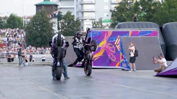 Yekaterinburg, Russia-August, 2019: Motorcyclists perform at city festival. Action. Professional motorcyclists perform tricks on square in front of crowd of spectators during Moto festival — Stockvideo