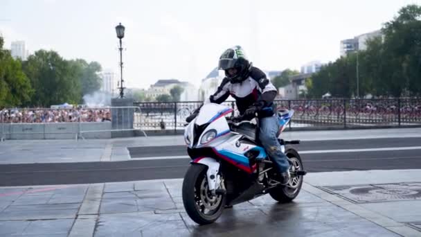 Ekaterimburgo, Rusia-agosto de 2019: Los motociclistas actúan en el festival de la ciudad. Acción. Motociclistas profesionales realizan trucos en la plaza frente a la multitud de espectadores durante el festival de Moto — Vídeo de stock