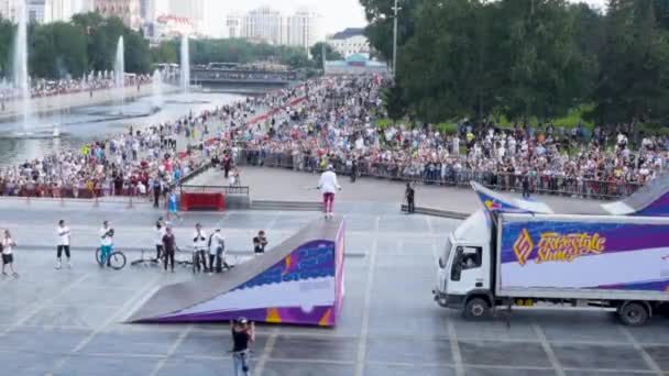 Yekaterinburg, Russia-August, 2019: Festival in city with freestyle show on square. Action. Panoramic view of freestyle show with ramps on square and performing riders with tricks on scooters and — Stock video