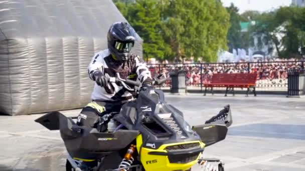 Yekaterinburg, Russia-August, 2019: Snowmobile on freestyle show. Action. Professional snowmobile rider is waiting for his appearance at freestyle show — Stok video