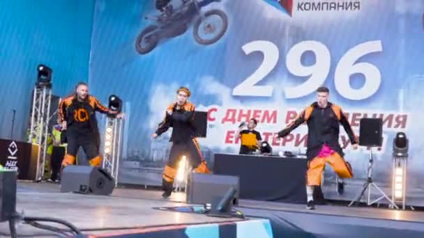 Yekaterinburg, Russia-August, 2019: Dancers perform with modern free style on stage. Action. Hip-hop dancing on open city stage at holiday festival — 비디오