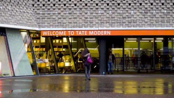 Londres, Grã-Bretanha-setembro de 2019: Entrada para a popular galeria europeia de arte moderna. Acção. Visão traseira de jovens que caminham para a entrada do Museu Tate de arte contemporânea — Vídeo de Stock