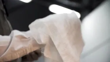 Çatal bıçakları beyaz temiz bir bez parçasıyla silen elleri kapatın. Stok görüntüleri. Yemek servisi için kaşıkları parlatıp kurutan bir garson..