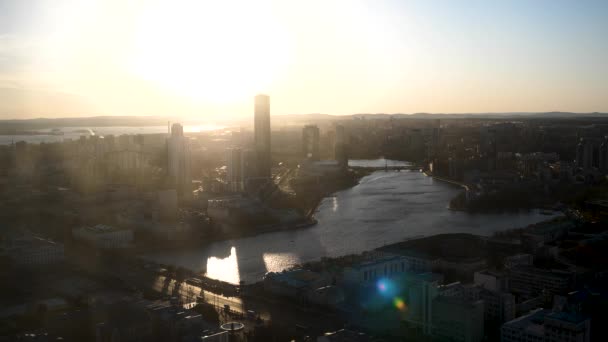 Vue aérienne du coucher de soleil coloré sur Ekaterinbourg, Russie. Fusillade. Embankment de l'étang central et du centre historique de la ville murale . — Video