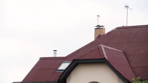 Bellissimo tetto di una casa di città con tegole rosse su sfondo cielo nuvoloso. Fotage azionario. Facciata di nuova casa residenziale, concetto di architettura . — Video Stock