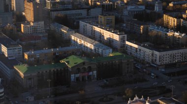 Evleri ve Ural Federal Üniversitesi binasıyla Ekaterinburg şehrinin insansız hava aracı görüntüsü. Vuruldu. Rusya 'nın tarihi merkezi..