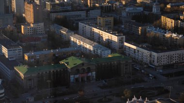 Evleri ve Ural Federal Üniversitesi binasıyla Ekaterinburg şehrinin insansız hava aracı görüntüsü. Vuruldu. Rusya 'nın tarihi merkezi..