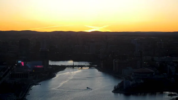 Vista aérea de la colorida puesta de sol sobre el Ekaterimburgo, Rusia. Le dispararon. Embankment del estanque central y el centro histórico de la ciudad ural . — Foto de Stock