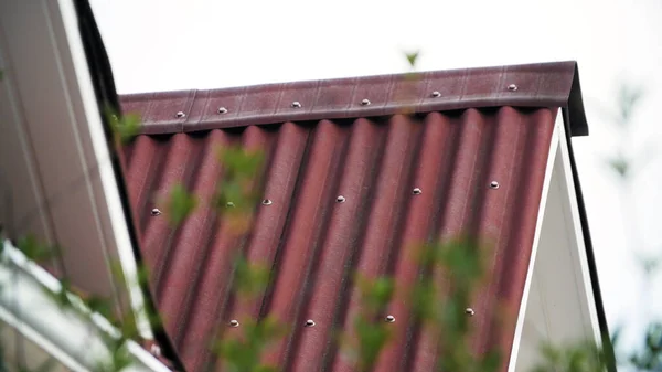 Close-up de telhas da casa recém-construída, arquitetura e conceito de materiais de construção. Imagens de stock. Close-up de telhas vermelhas da casa de campo . — Fotografia de Stock