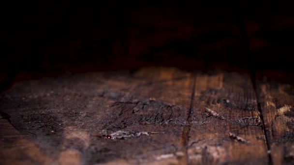 Close up de textura de madeira marrom natural escuro. Imagens de stock. Mesa rústica velha com rachaduras, fundo de madeira . — Vídeo de Stock