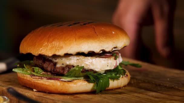 Close up of amazing big tasty fresh meat sandwich with fresh vegetables and herbs, foodporn concept. Stock footage. Tasty burger with beef cutlet. — Stockvideo