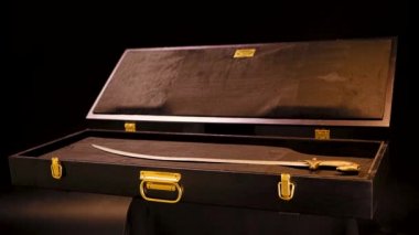 Müzedeki sergi, izole edilmiş arka plandaki eski bir kılıçtır. Stok görüntüleri. Eski kılıç, silah ve halk yaşamı müzesinde sergilenmek üzere açık bavulda.
