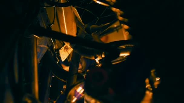 Σωλήνες και μέρη στο φόντο του φωτός. Στικ. Κοντινό πλάνο στο εσωτερικό του μηχανισμού πολλά περίπλοκα σωλήνες και τα μέρη σιδήρου στο φόντο του φωτεινό κίτρινο φως — Αρχείο Βίντεο