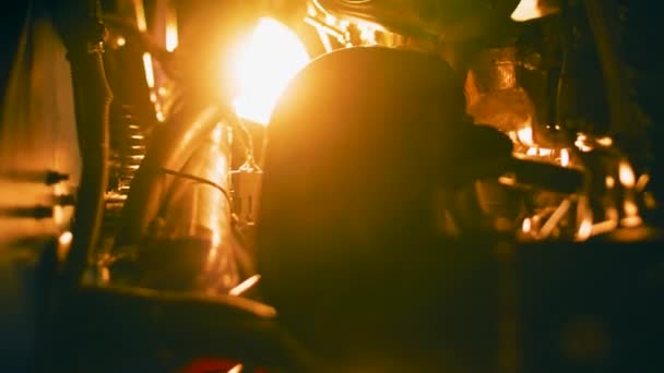 Pipes and parts on background of light. Stock footage. Close-up inside mechanism lot of intricate pipes and iron parts on background of bright yellow light — Stock Video