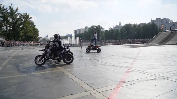 Ekaterimburgo, Rusia-agosto de 2019: Los motociclistas actúan en el festival de la ciudad. Acción. Motociclistas profesionales realizan trucos en la plaza frente a la multitud de espectadores durante el festival de Moto —  Fotos de Stock