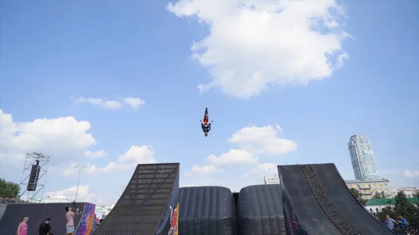 Ekaterinbourg, Russie-Août, 2019 : Les motocyclistes effectuent des cascades sur la rampe. L'action. Belle performance extrême des motocyclistes avec sauts sur rampe sur fond de ciel bleu — Photo