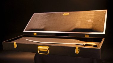 Müzedeki sergi, izole edilmiş arka plandaki eski bir kılıçtır. Stok görüntüleri. Eski kılıç, silah ve halk yaşamı müzesinde sergilenmek üzere açık bavulda.