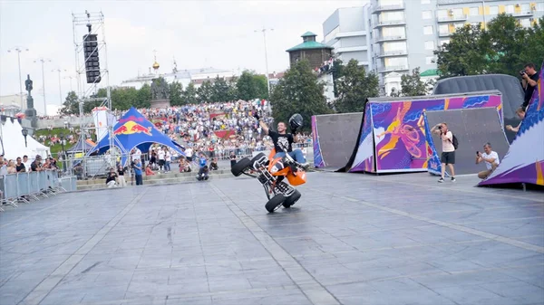 Yekaterinburg, Russia-agosto, 2019: L'uomo in quad esegue acrobazie. Azione. Bella prestazione di cavaliere su sfondo di folla della gente in vacanza con spettacolo di stile libero — Foto Stock