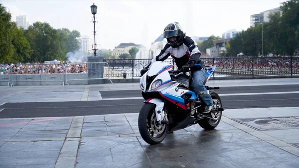 Ekaterimburgo, Rusia-agosto de 2019: Los motociclistas actúan en el festival de la ciudad. Acción. Motociclistas profesionales realizan trucos en la plaza frente a la multitud de espectadores durante el festival de Moto — Foto de Stock