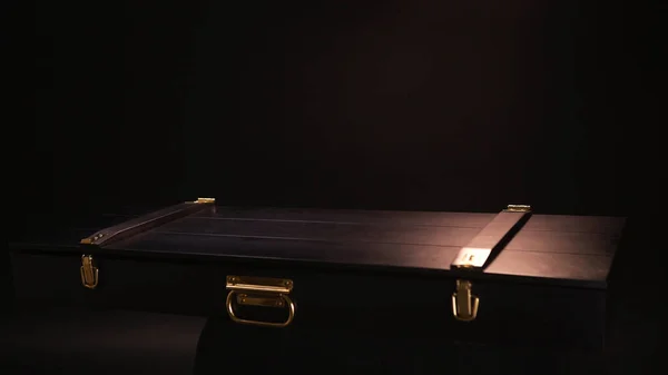 Close up of ancient valuable sward lying inside of wooden case with gold clasps. Stock footage. Hands in leather gloves open beautiful case with the antique exhibit, steel sabre inside. — 图库照片