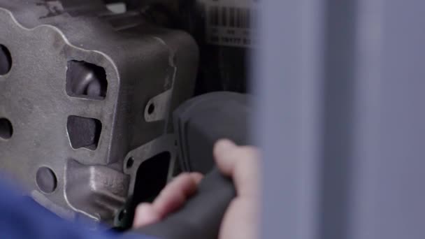 Control de calidad de la pieza en la planta de automóviles. Escena. Escaneo de cerca del código de barras en la calidad de la pieza del coche en la fábrica. Empleado escanea código de barras en gran parte automotriz — Vídeo de stock