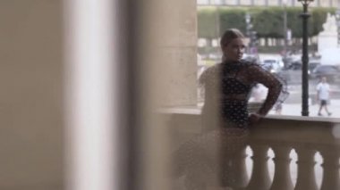 Cam kapıya yansıyan seksi genç kadın. Başla. Sarışın, büyük model yansıması, siyah şeffaf elbise giymiş şehvetli kız..