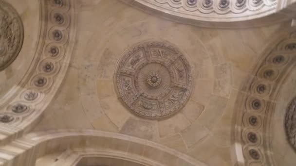 Vue du bas d'un beau plafond de la cathédrale européenne, concept d'architecture. L'action. Plafond tournant du bâtiment historique .