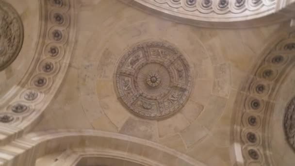 Vue du bas d'un beau plafond de la cathédrale européenne, concept d'architecture. L'action. Plafond tournant du bâtiment historique . — Video