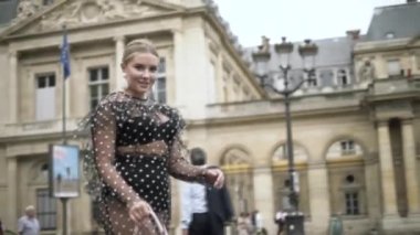 Siyah noktalı seksi elbise ve beyaz küçük çanta giyen şık Avrupalı kadın, Paris, Fransa. Başla. Sarışın, büyük beden manken sokakta yürüyor..