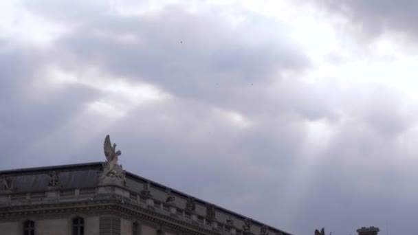 Történelmi építészet részletek az utcán az Óváros Párizsban, Franciaországban. Felvétel. Gyönyörű régi homlokzat egy csapat madár repül a tető felett. — Stock videók