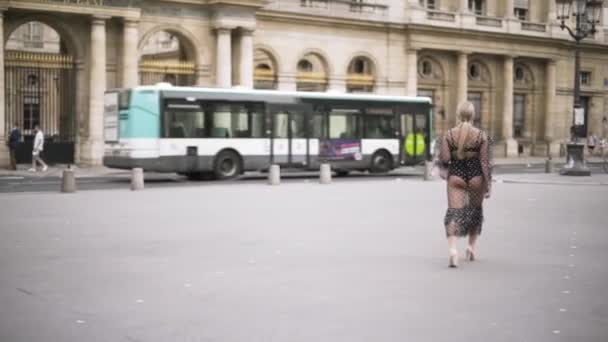 Mujer elegante en vestido largo y transparente y tacones altos caminando en el centro histórico de la ciudad europea. Acción. Elegante elegante sexy modelo de tamaño grande en la calle . — Vídeos de Stock