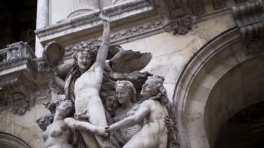 Binanın ön cephesinde farklı dekoratif unsurlar var. Başla. Meleklerle, dinle ve mimariyle heykelin ayrıntıları.