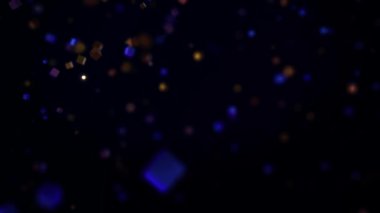 Siyah arkaplanda kübik parçacıklar oluşuyor. Animasyon. Farklı boyutlarda küpler tek sıra halinde birbirine bağlıdır. Kübik parçacık akışı hizaya girdi