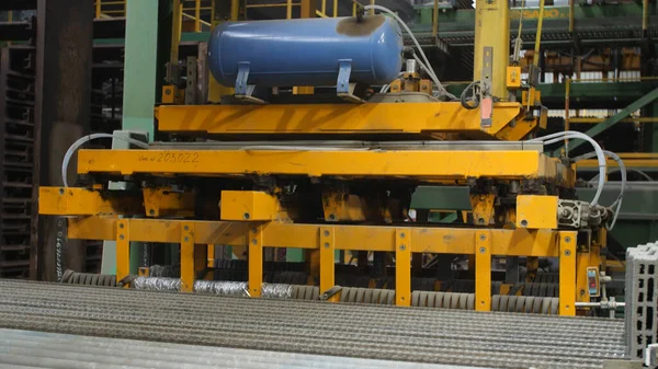 Close up of conveyer belt and the maching mechanism moving down at the factory. Stock footage. Professional equipment at the manufacturing plant. — Stock Photo, Image