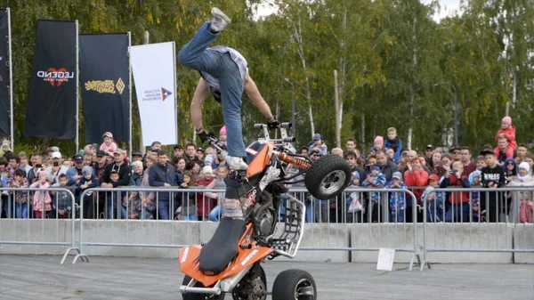 Ekaterimburgo, Rusia-agosto de 2019: Man on Quad bike realiza trucos. Acción. Stunt rider profesional en Quad bike realiza acrobacias en el fondo de la multitud en el espectáculo de estilo libre —  Fotos de Stock