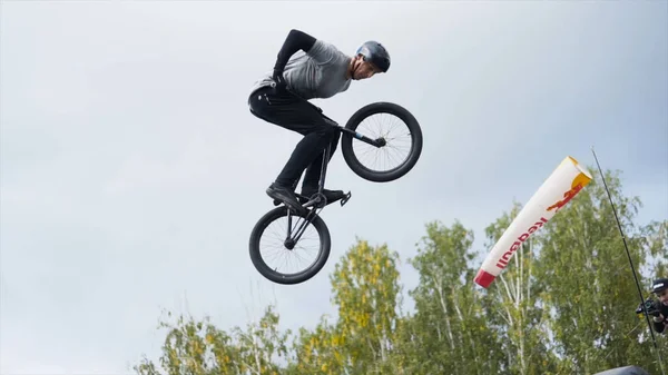 Yekaterinburg, Russia-August, 2019: Cyclists perform tricks at freestyle shows. Action. Exciting jumps from ramps of professional cyclists at festival in summer — Stockfoto