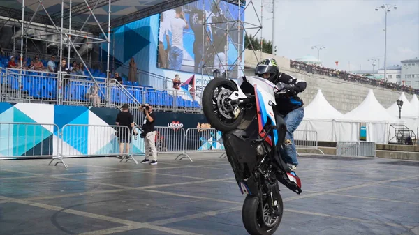 Yekaterinburg, Russia-August, 2019: Professional motorcyclist performs stunts. Action. Beautiful performance of motorcyclist on background of crowd of spectators — Stockfoto