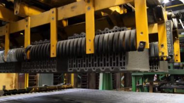 Seramik tuğla fabrikasında ve profesyonel makinelerde tuğla üretimi. Stok görüntüleri. Birçok ham seramik blok kavrulmadan önce taşınıyor, inşaat endüstrisi konsepti.