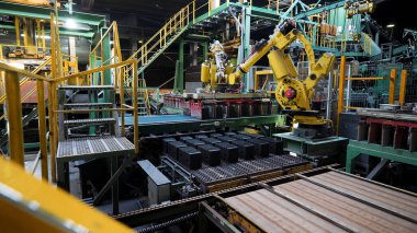 İşlenmemiş seramik bloklar otomatikman fabrikadaki profesyonel makineler tarafından taşınıyor. Stok görüntüleri. Fabrikadaki taşıma bandında seramik bloklar var..