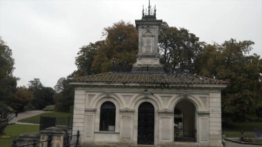 Hyde Park, Londra, İngiltere 'deki güzel küçük tarihi bina. Başla. Mimarlık konsepti, yeşil ağaçların ve çayırların önündeki eski beyaz bina..