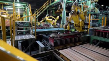 İşlenmemiş seramik bloklar otomatikman fabrikadaki profesyonel makineler tarafından taşınıyor. Stok görüntüleri. Fabrikadaki taşıma bandında seramik bloklar var..