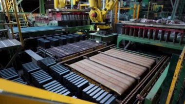 İşlenmemiş seramik bloklar otomatikman fabrikadaki profesyonel makineler tarafından taşınıyor. Stok görüntüleri. Fabrikadaki taşıma bandında seramik bloklar var..