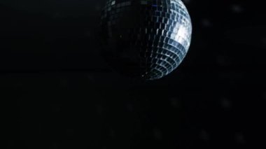 Işıklı disko topu. Kavram. Karanlık bir odada dönen disko topu.